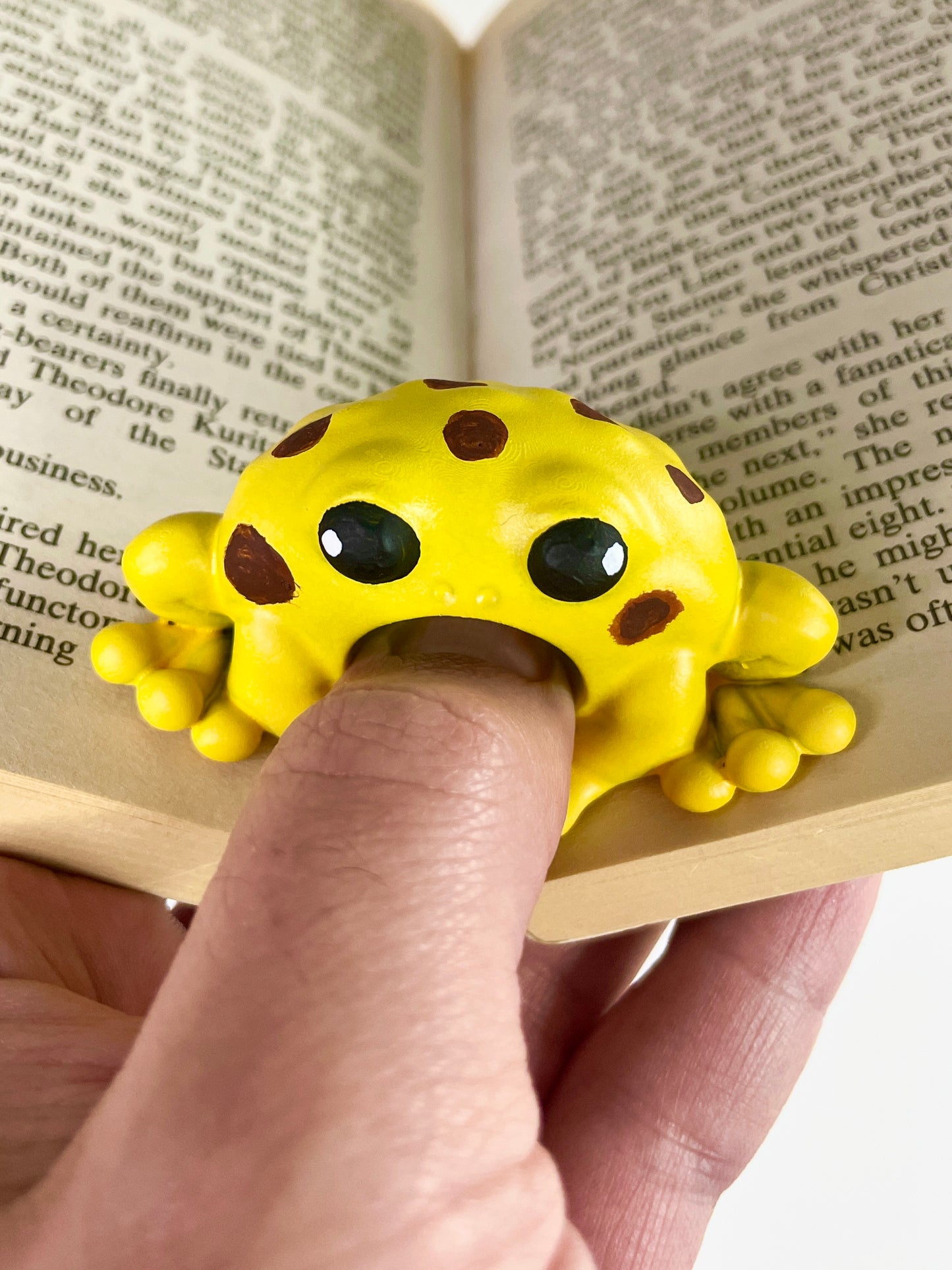 Frog Familiar and Tome Toad | Book Thumb Page Holder