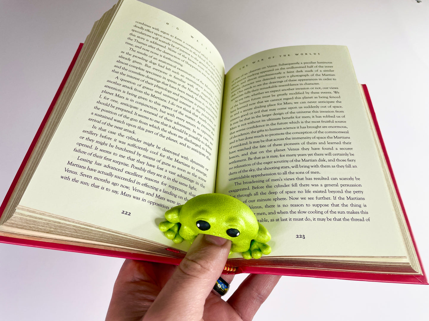 Frog Familiar and Tome Toad | Book Thumb Page Holder