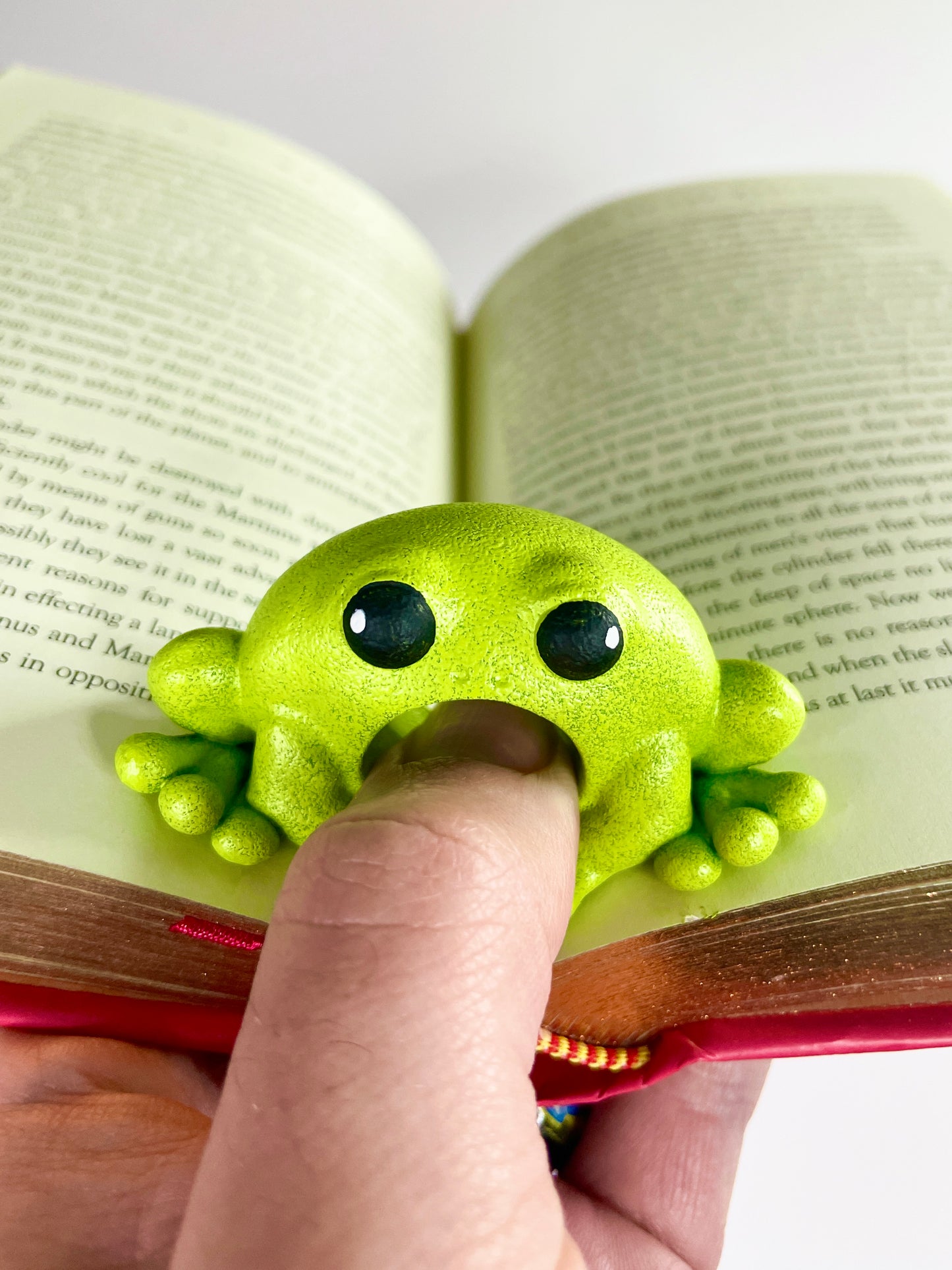 Frog Familiar and Tome Toad | Book Thumb Page Holder