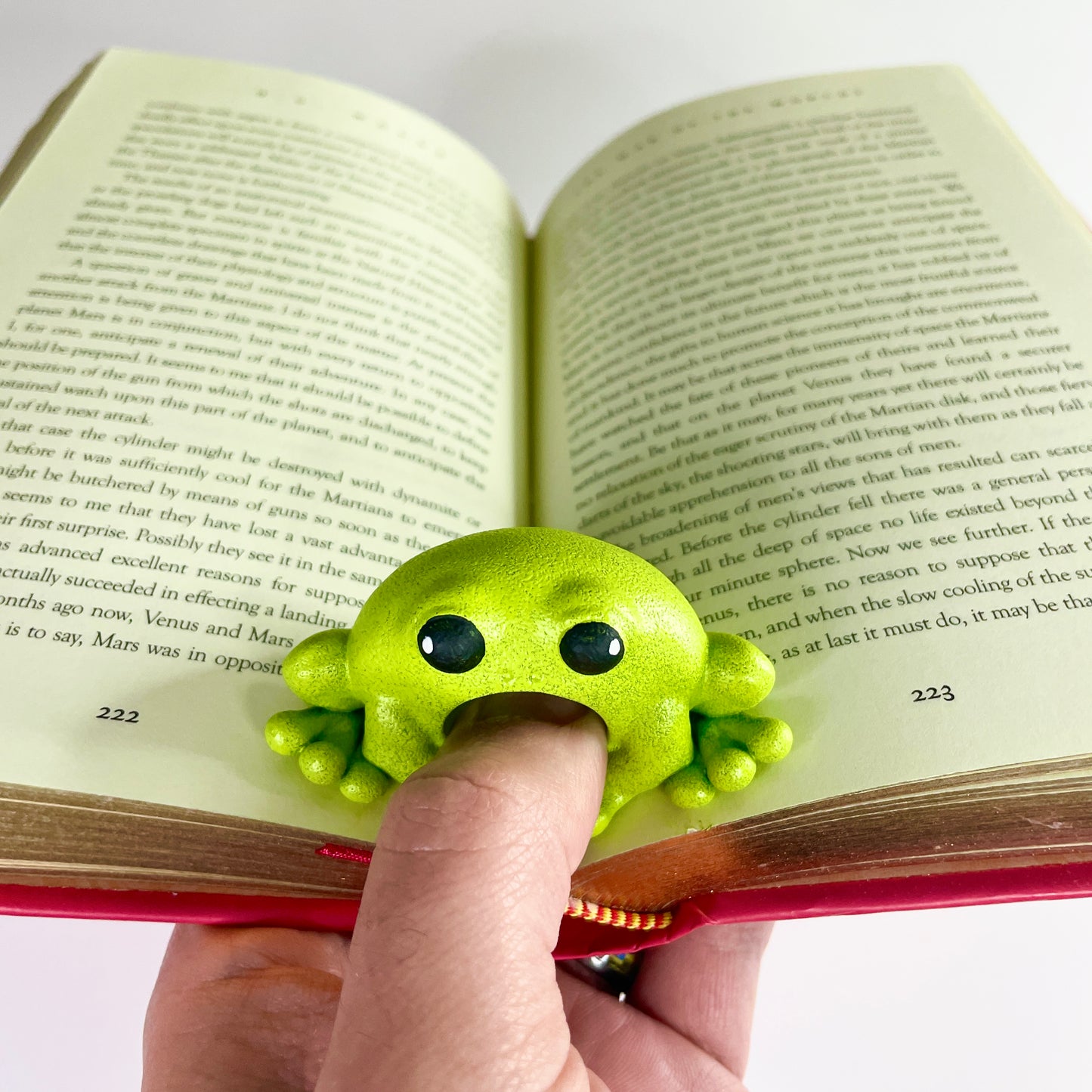 Frog Familiar and Tome Toad | Book Thumb Page Holder