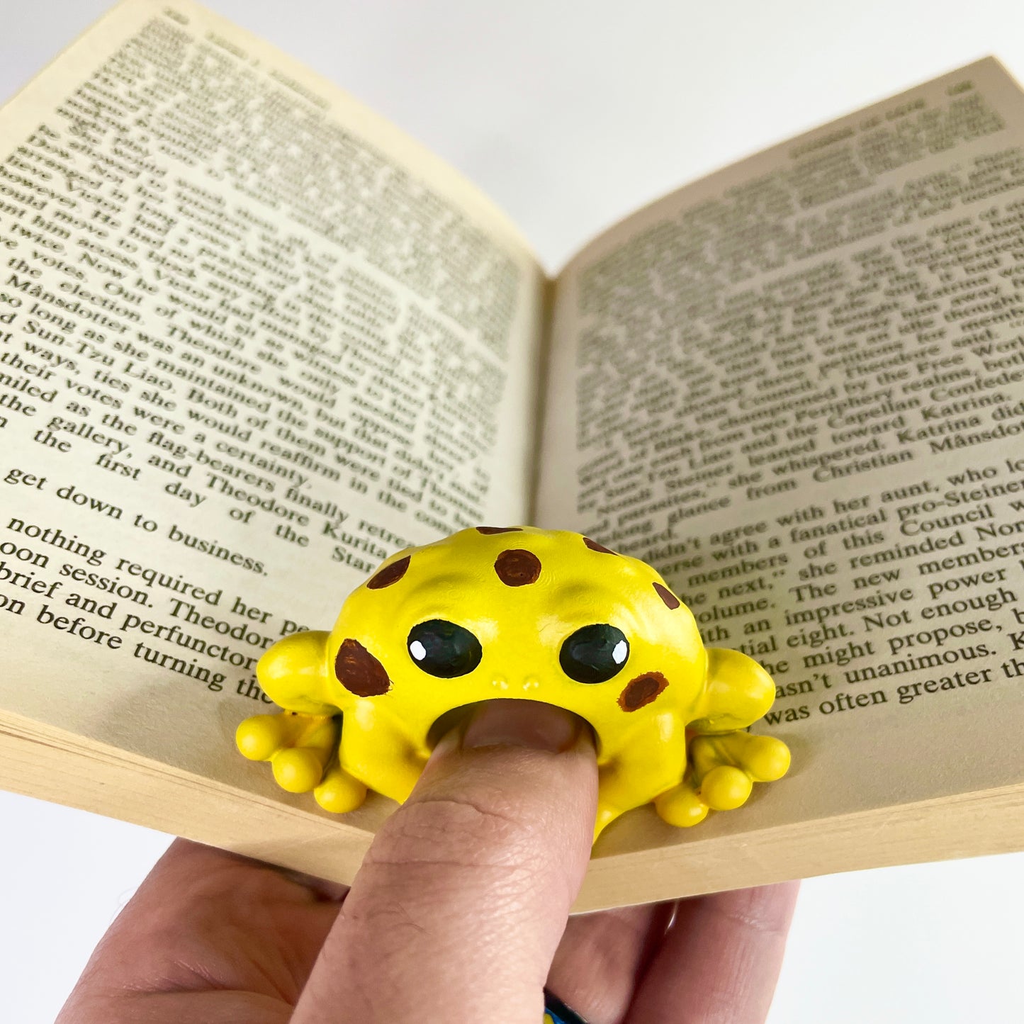 Frog Familiar and Tome Toad | Book Thumb Page Holder
