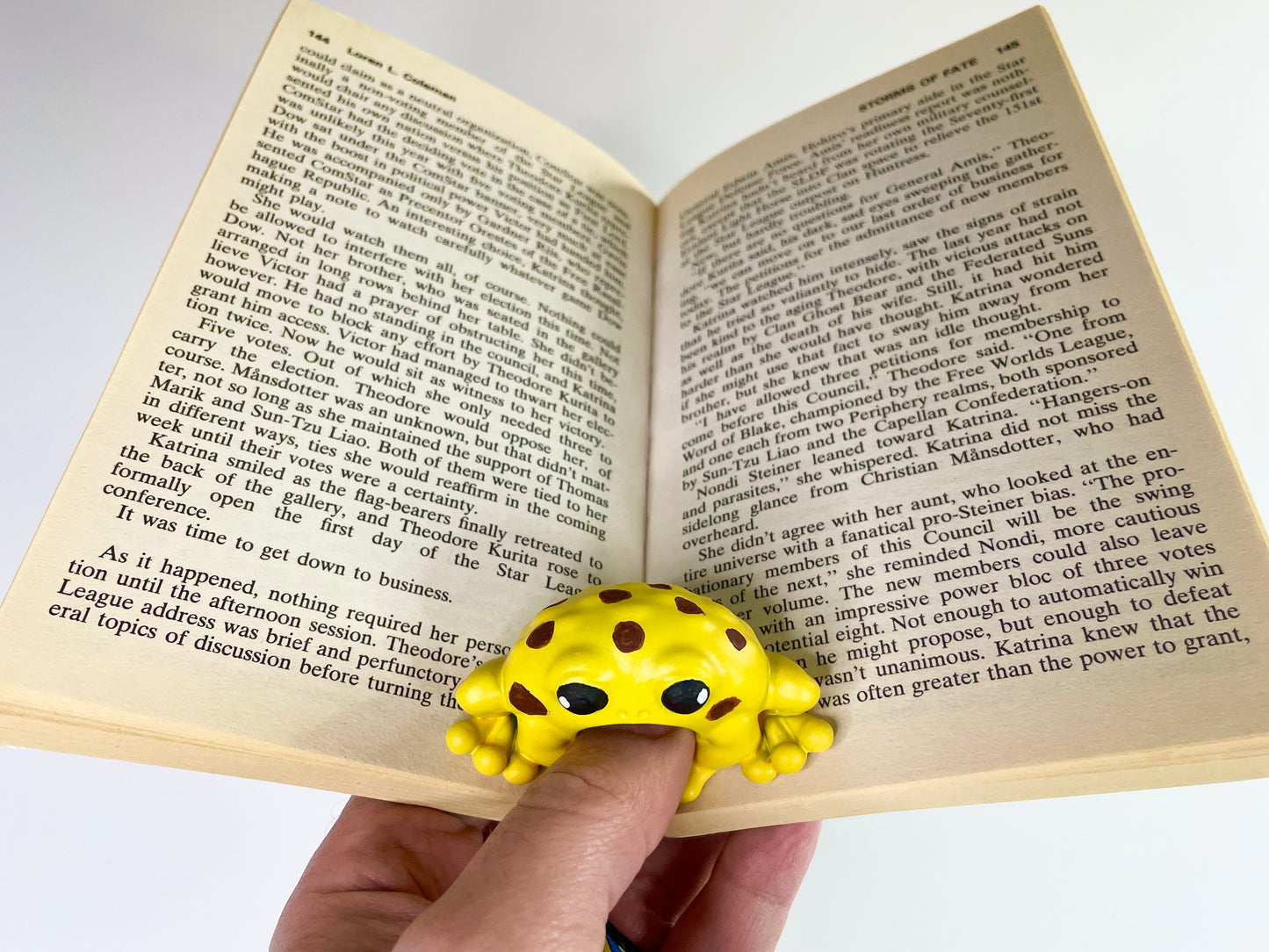 Frog Familiar and Tome Toad | Book Thumb Page Holder